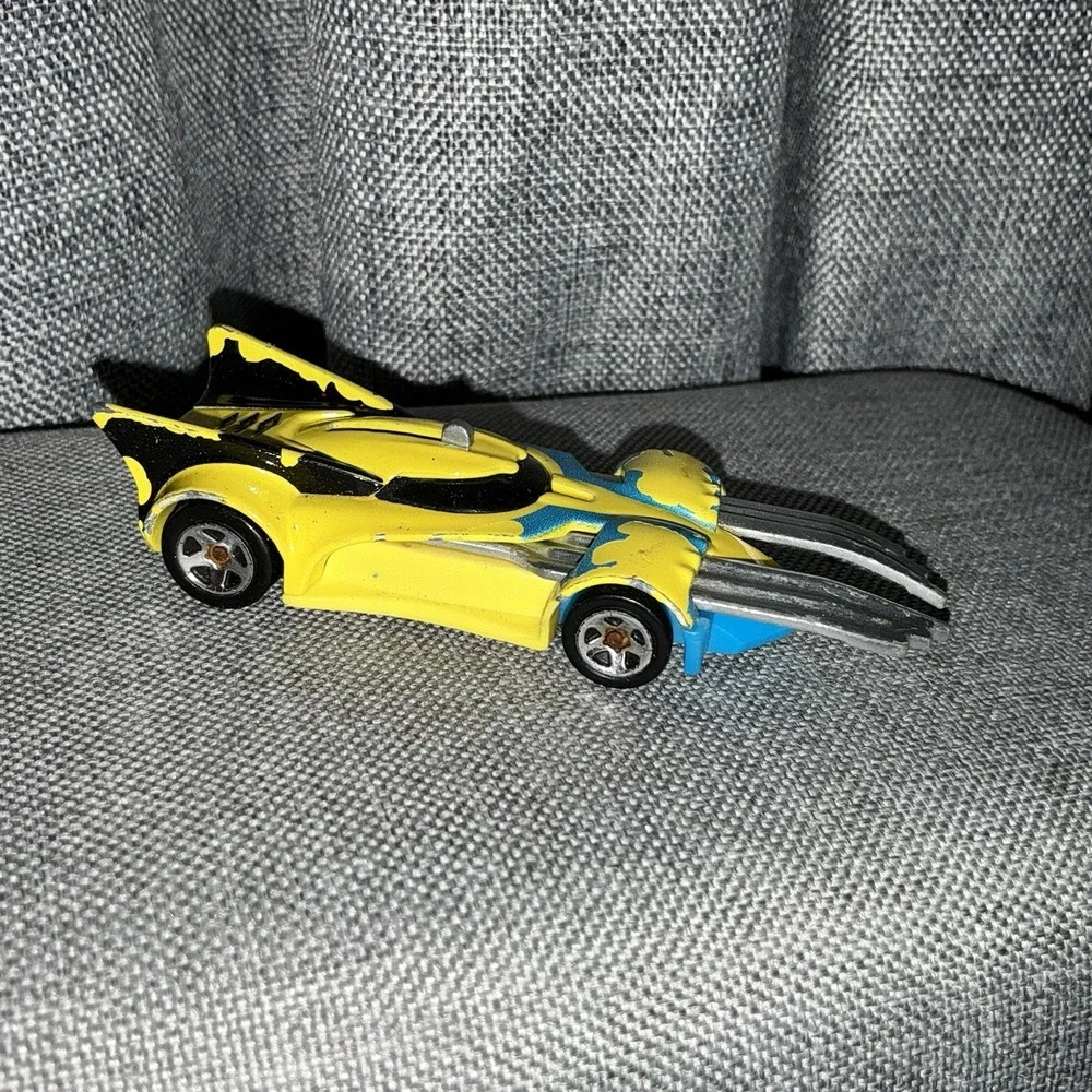 Hot Wheels Marvel - Wolverine Character Car 2018 Claws Go In And Out Yellow Blue
